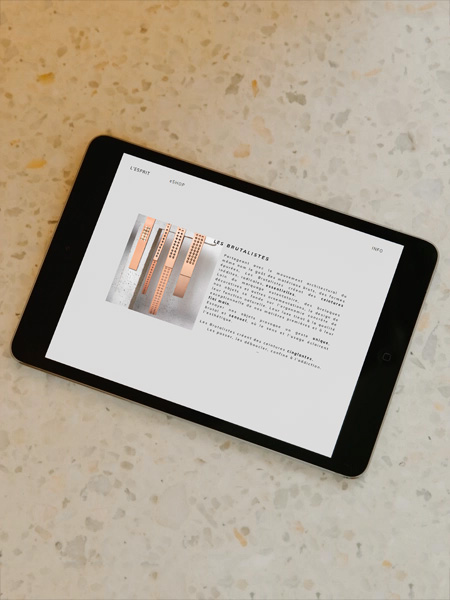 Vue responsive de la page d'accueil d'un site de maroquinerie sur ipad © marguerite mai studio.
