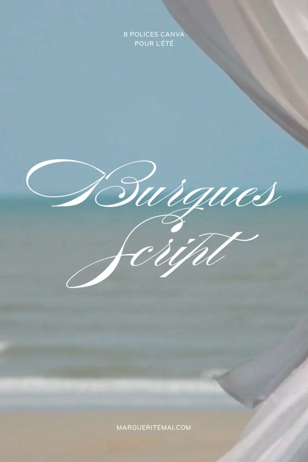 Utilisation de la police de caractères "Burgues Script" sur une affiche représentant la mer vue d'une plage, en été.
