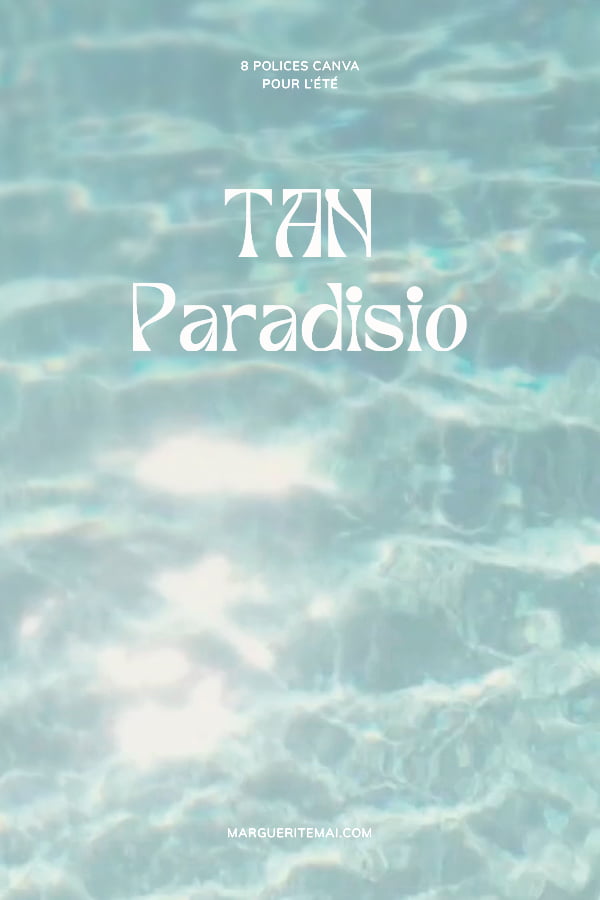 Utilisation de la police de caractères "TAN Paradisio" sur une affiche représentant le scintillement du soleil sur une eau de mer turquoise, l'été.