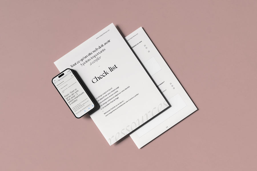 Check-list sur papier des 5 points à vérifier sur son site web.