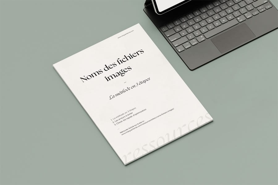 La méthode en 3 étapes pour nommer ses fichiers images, imprimée sur papier à coté d'un ordinateur.
