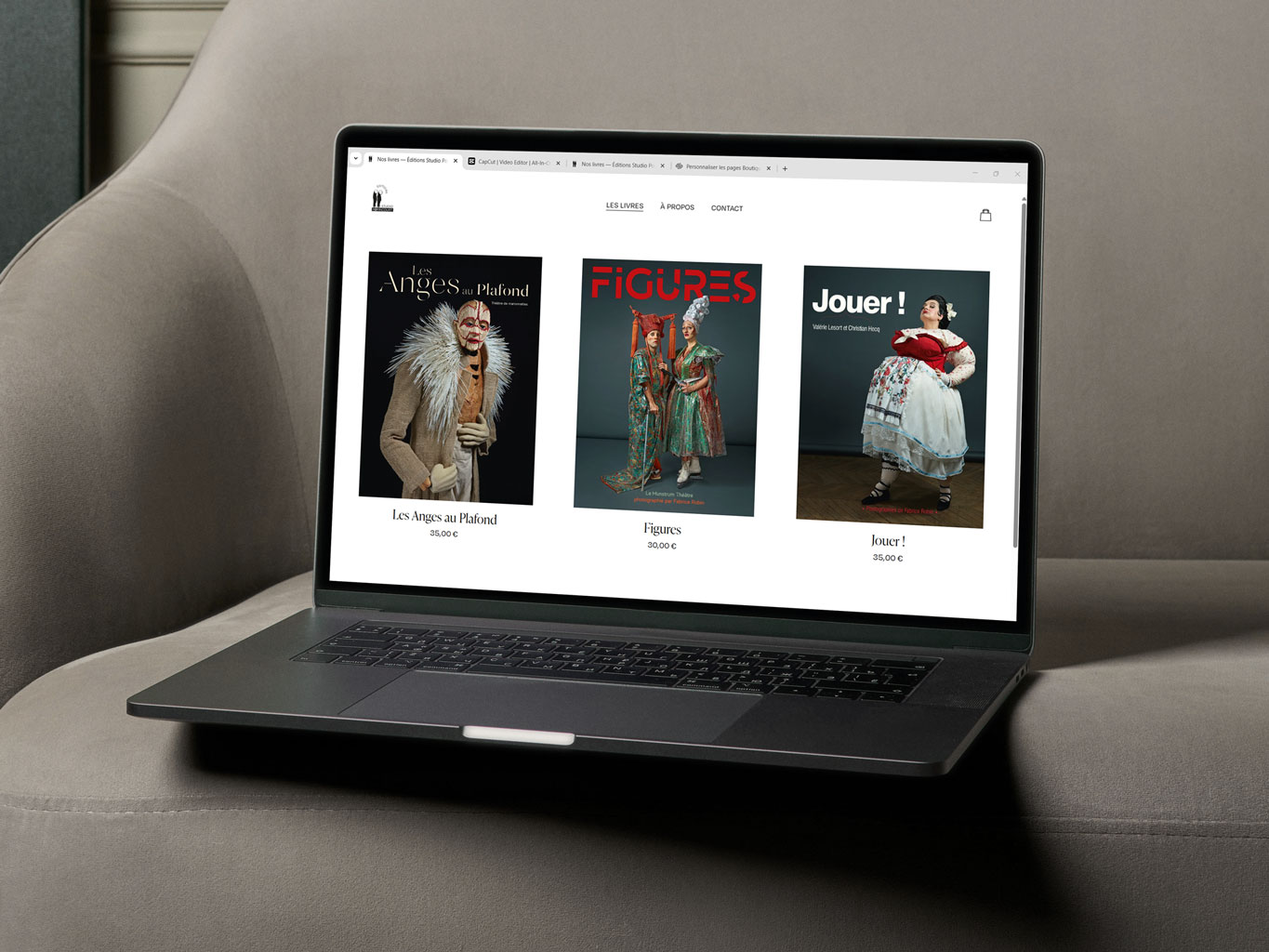Ordinateur portable posé sur un canapé, affichant la page catalogue du site élégant Squarespace conçu pour les Éditions Studio Popincourt