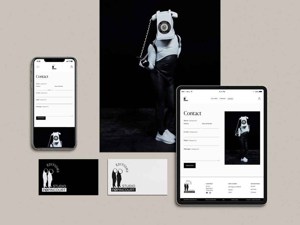 Tablette et smartphone présentant la page Contact du site Squarespace des éditions Studio Popincourt, accompagnés de cartes avec leur logo, pour illustrer un design responsif élégant et premium.