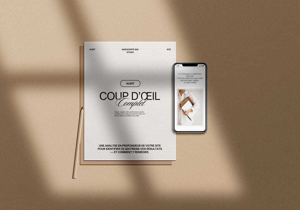 Rapport d'audit "Coup d'œil Complet" posé sur un bureau à côté d'un smartphone.