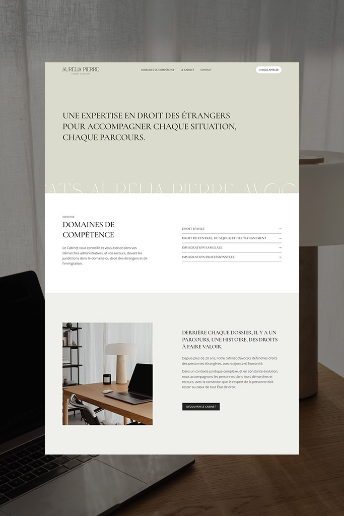 Planche de présentation de la page d'accueil du site Squarespace du cabinet d'avocats, sur fond sombre