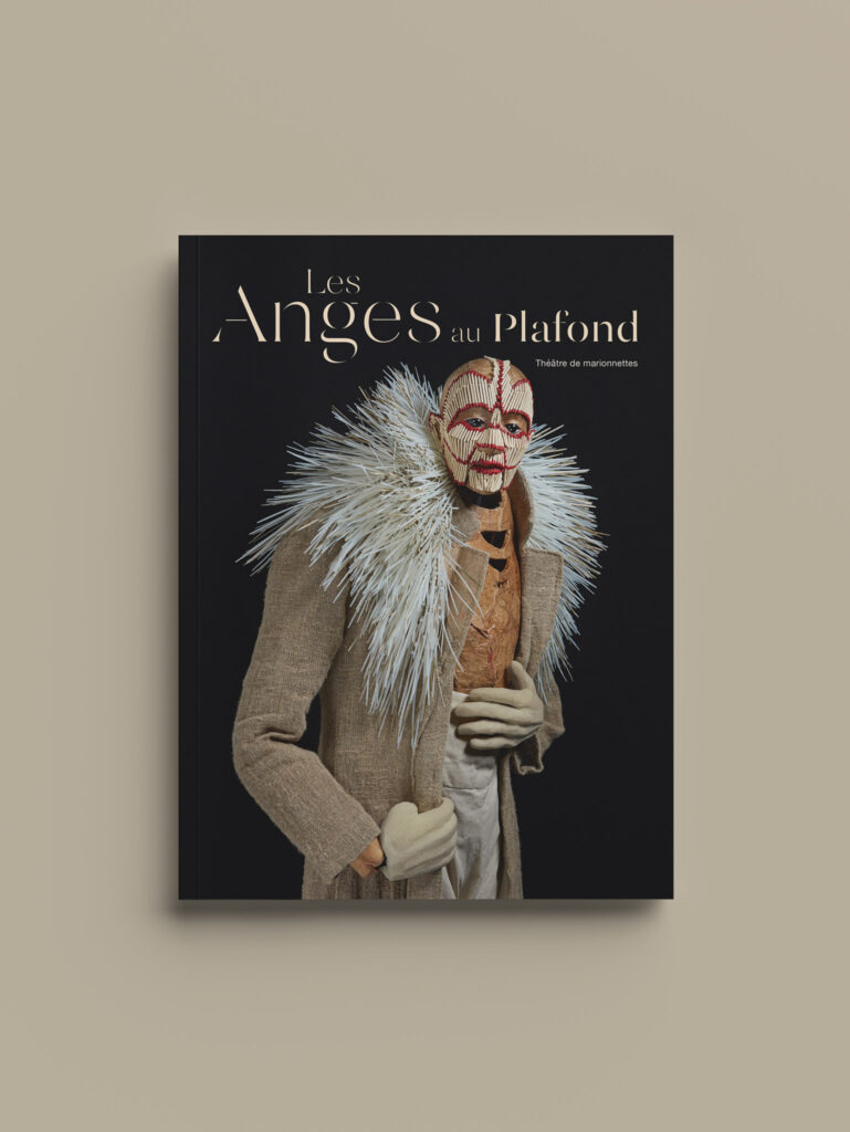 Photo de la couverture d’un livre des Éditions Studio Popincourt sur fond clair, utilisée pour illustrer le travail de création visuelle réalisé pour leur site.