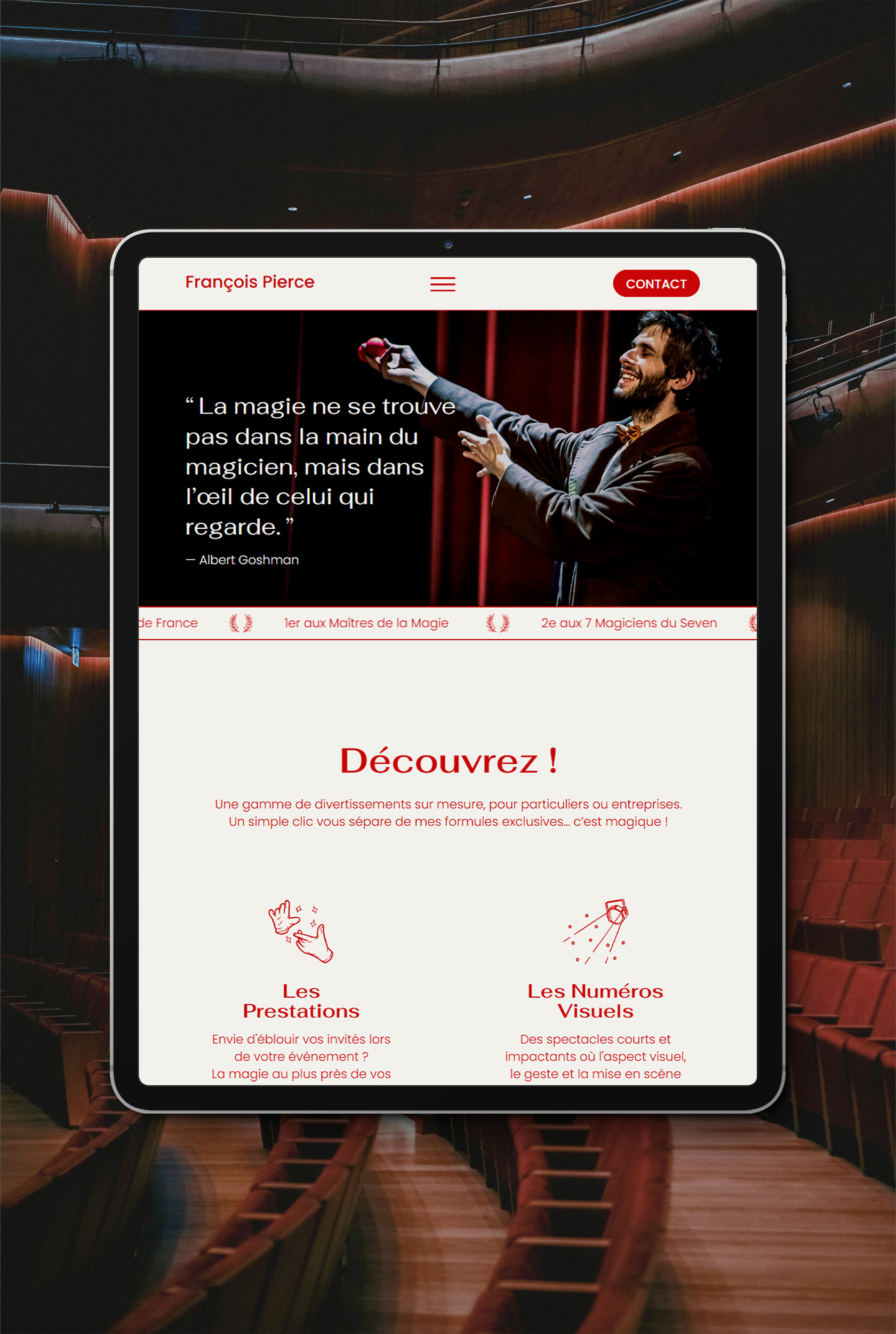 Tablette posée sur une photographie d'une salle de spectacle, présentant la page d'accueil du site WordPress de François Pierce.