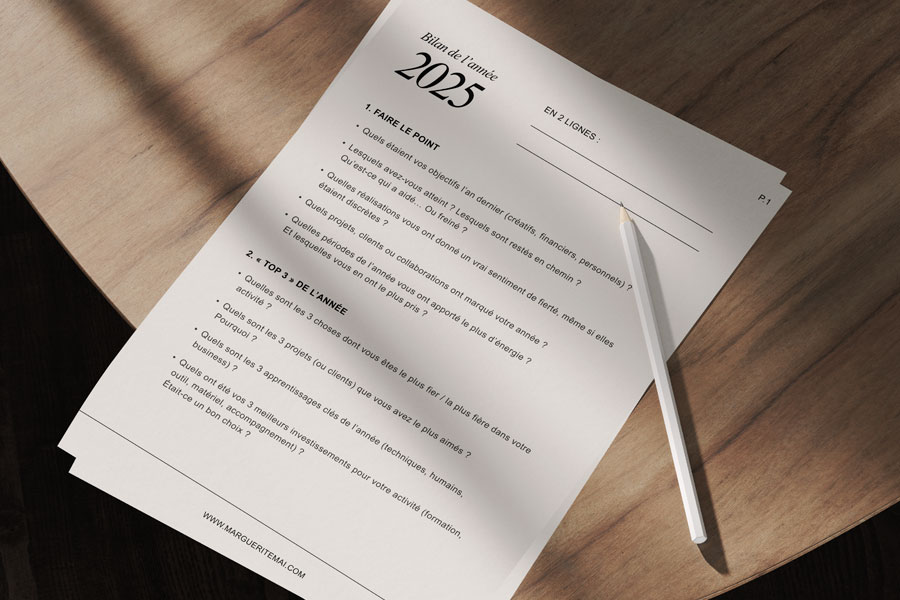 Questionnaire du bilan, imprimé, posé sur une table en bois.