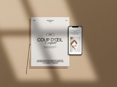 Rapport d'audit "Coup d'œil Complet" posé sur un bureau à côté d'un smartphone.