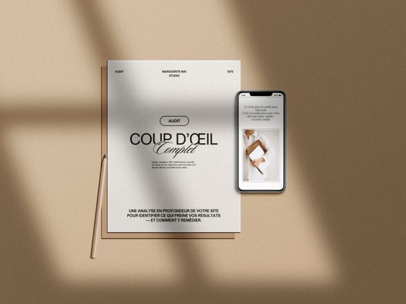 Rapport d'audit "Coup d'œil Complet" posé sur un bureau à côté d'un smartphone.